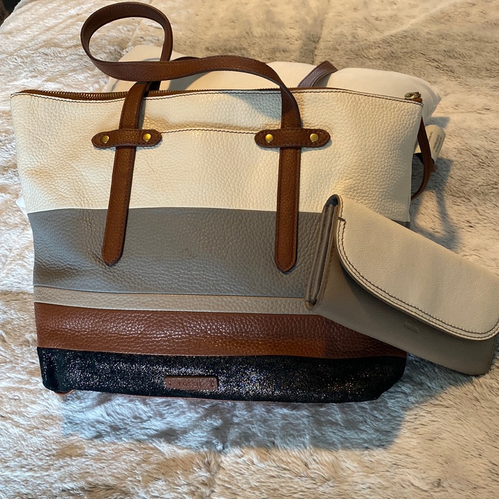 Hardly used shoulder bag. 5 different colors. Can dress up or casual wear!